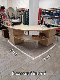 Arredamento negozio abbigliamento acciaio e legno.