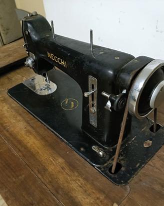 Macchina da cucire a pedale Necchi
