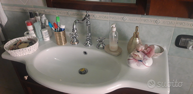 Mobiletto da bagno con specchio