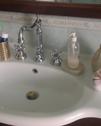 Mobiletto da bagno con specchio