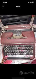 Macchina da scrivere d'epoca Olympia vintage