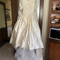 Abito da sposa sartoriale in pizzo e seta