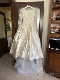 Abito da sposa sartoriale in pizzo e seta