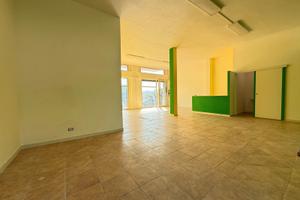 Ampio locale di 80 mq con cortile privato