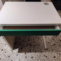 Scrivania Micke con cassetto