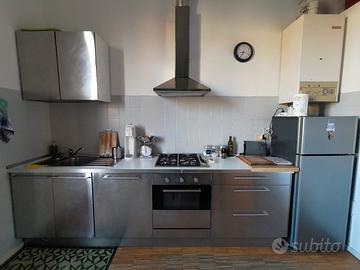 Cucina con finitura acciaio