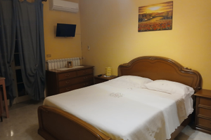 Camera arredata con bagno