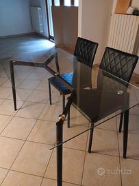 Tavolo Vetro Temperato Con Sedie in Ecopelle