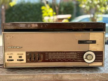 Radio antica con giradischi Mivar Vintage