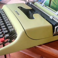 Macchina da scrivere Olivetti
