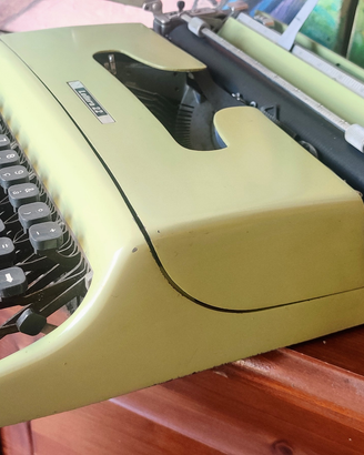 Macchina da scrivere Olivetti