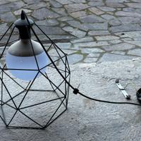 Lampadario sospeso decentrato