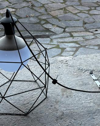 Lampadario sospeso decentrato