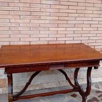 Scrittoio del 900 con gambetta sagomate a lira e d