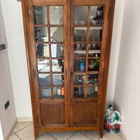 Vetrina a due ante in legno con vetri riquadrati