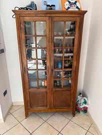 Vetrina a due ante in legno con vetri riquadrati