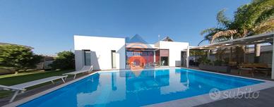 Triscina Villetta Con Piscina E Spazio Esterno