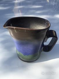 Brocca in ceramica firmata Pino Castagna