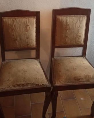 Coppia di sedie antiche con sgabello