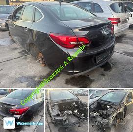 Opel Astra anno 2013 per ricambi P