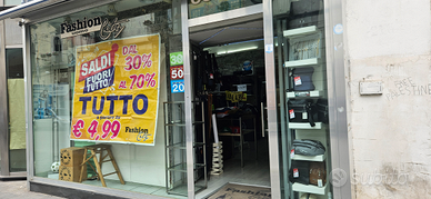 Negozio abbigliamento uomo completo di merce