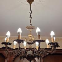 Due eleganti  lampadari in bronzo 10 e 8 lampadine