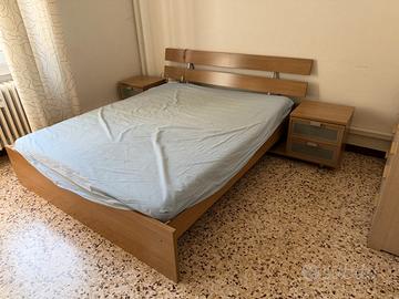 Letto matrimoniale in legno con rete e 2 comodini
