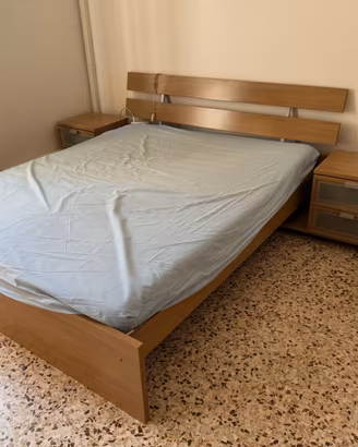 Letto matrimoniale in legno con rete e 2 comodini