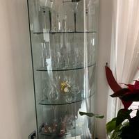 Vetrina angolare in cristallo illuminata