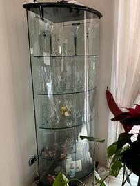 Vetrina angolare in cristallo illuminata