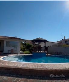Villa singola con piscina e tanto giardino
