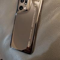 Oppo find x5 pro con accessori