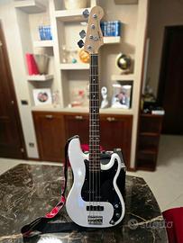 basso Squier precision by Fender