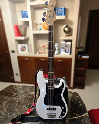 basso Squier precision by Fender