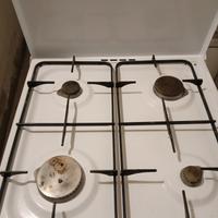 cucina a gas con quattro fornelli e forno a gas   