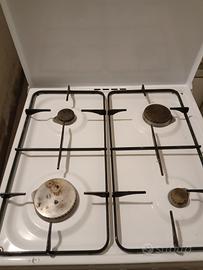 cucina a gas con quattro fornelli e forno a gas   