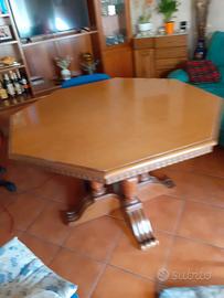 Tavolo Ottagonale Classico in Legno