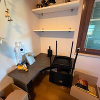 Scrivania angolare Zalf in rovere grigio + mensole