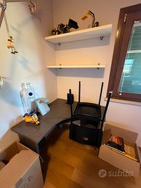 Scrivania angolare Zalf in rovere grigio + mensole