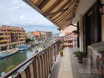 QUADRILOCALE CON VISTA LAGUNA E POSTO AUTO