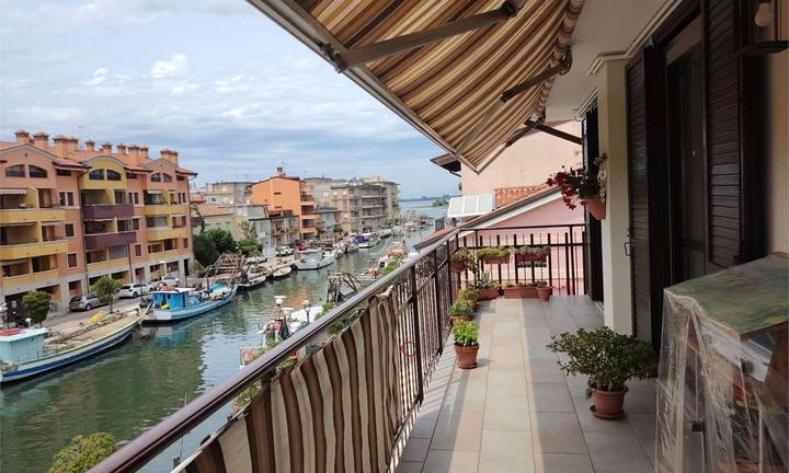 QUADRILOCALE CON VISTA LAGUNA E POSTO AUTO