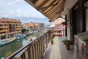 QUADRILOCALE CON VISTA LAGUNA E POSTO AUTO