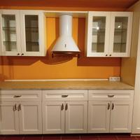 Cucina lineare bianca con doppio pensile vetrina