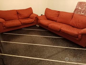 DUE DIVANI COLORE ROSSO PORPORA