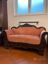 Divano antico in legno e tessuto