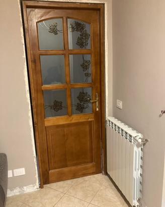 Porta in noce completa di telaio e mostre