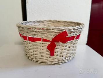 Cestino in vimini bianco con nastro rosso - Shabby