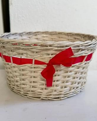 Cestino in vimini bianco con nastro rosso - Shabby