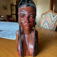 Busto femminile in legno con treccine artigianato