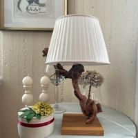 Lampada con basamento in ulivo vite